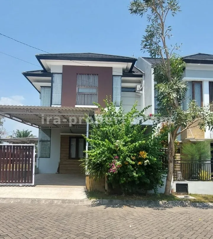 Rumah Elegan di Kompleks Elit Graha Majapahit