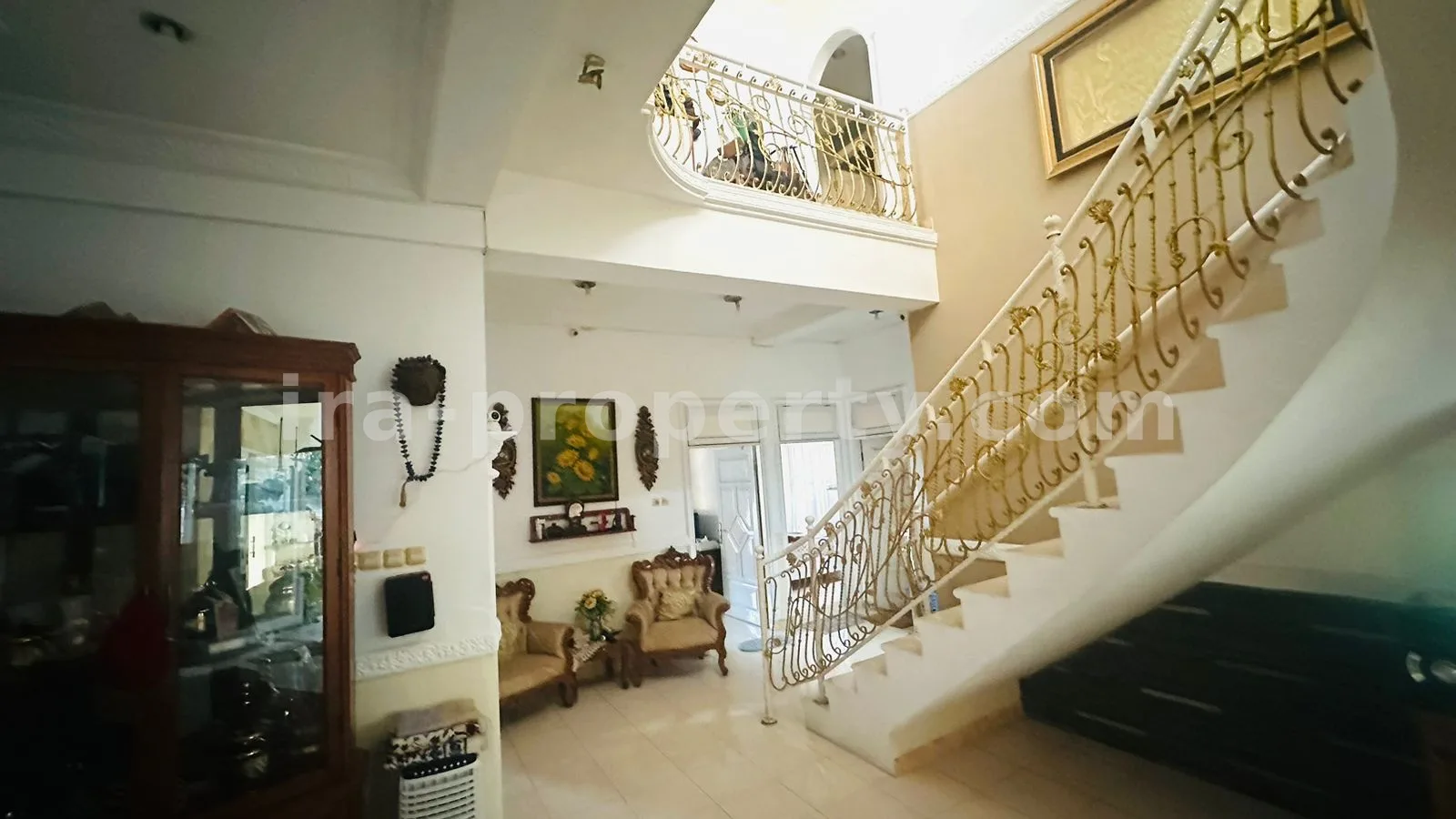 Rumah Mewah di Jalan Utama Mataram