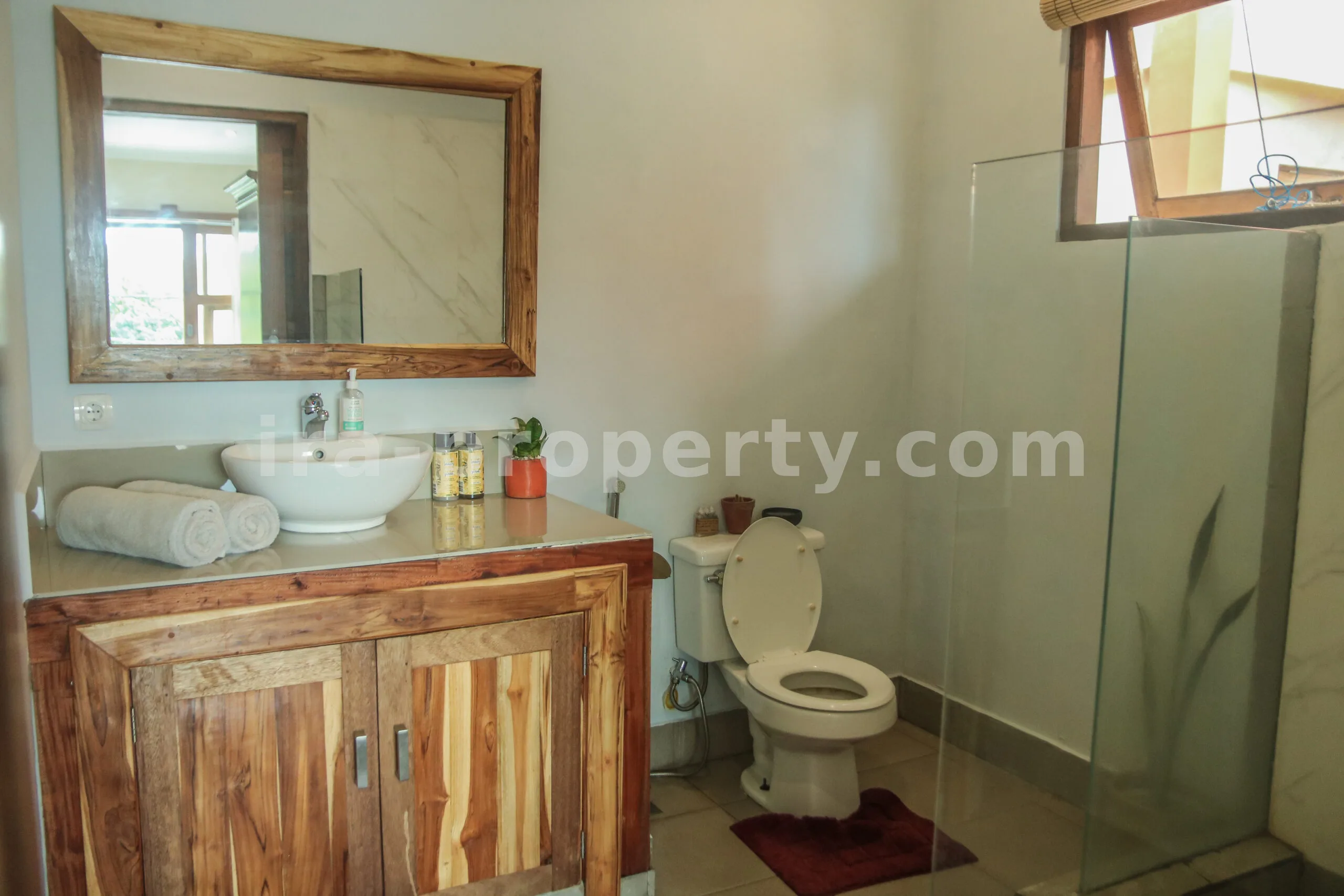 Luxurious Villa in Central Kuta Mandalika - 320 - 22