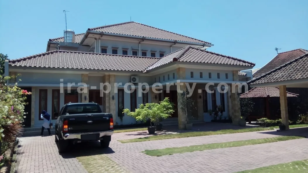 Rumah Mewah dengan Kolam Renang Pribadi di Mataram - 817 - 13