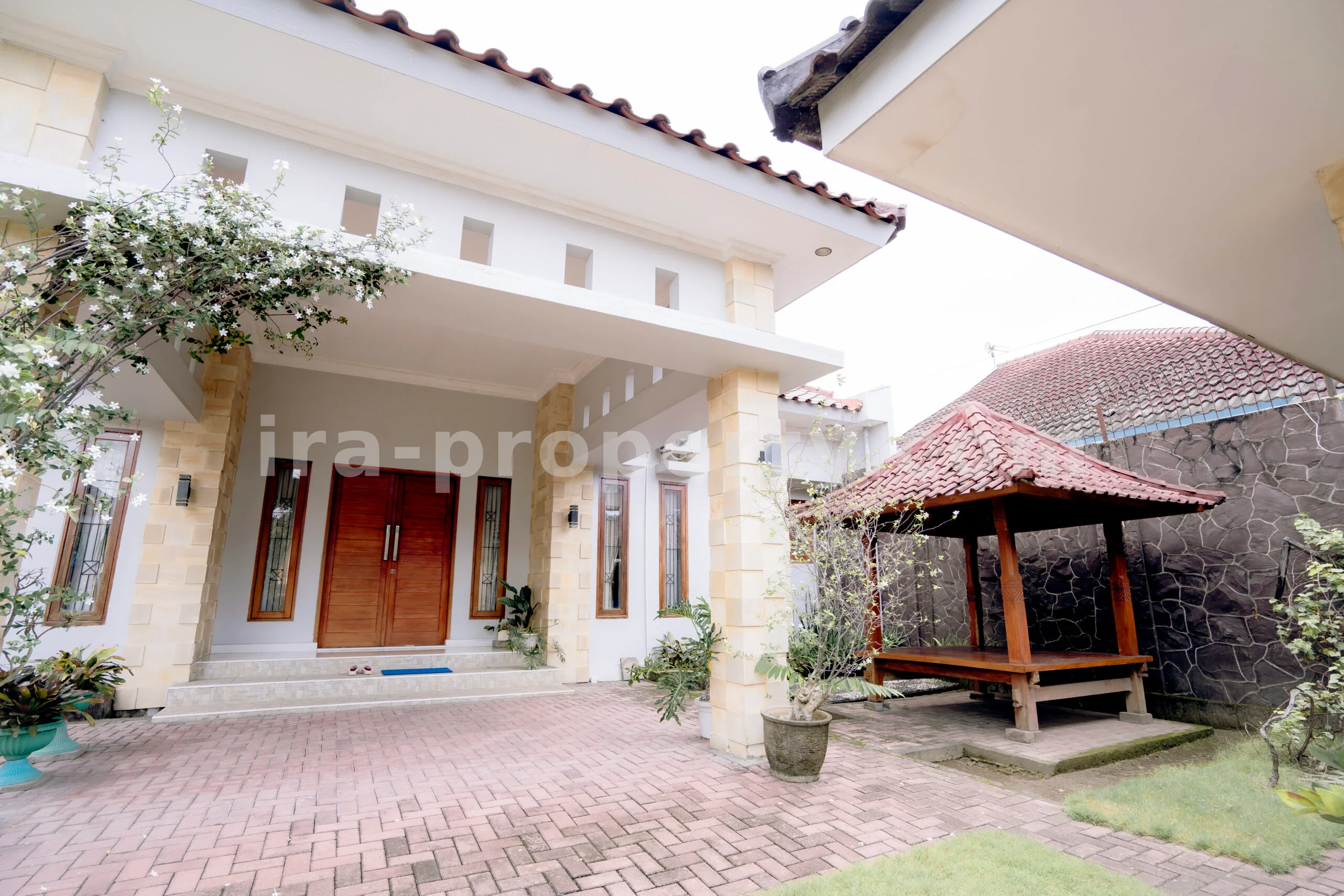Rumah Mewah dengan Kolam Renang Pribadi di Mataram - 817 - 2