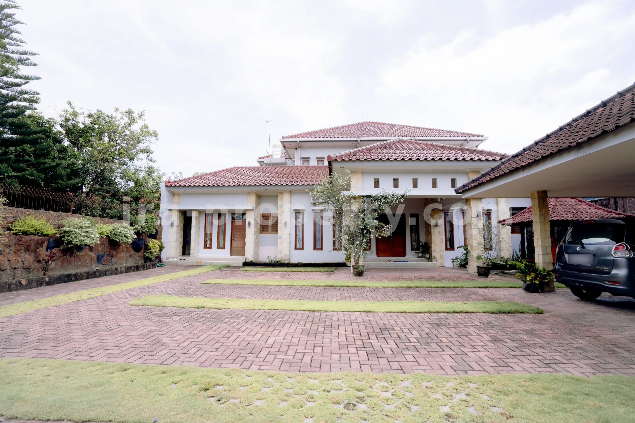 Rumah Mewah dengan Kolam Renang Pribadi di Mataram - 817 - 3