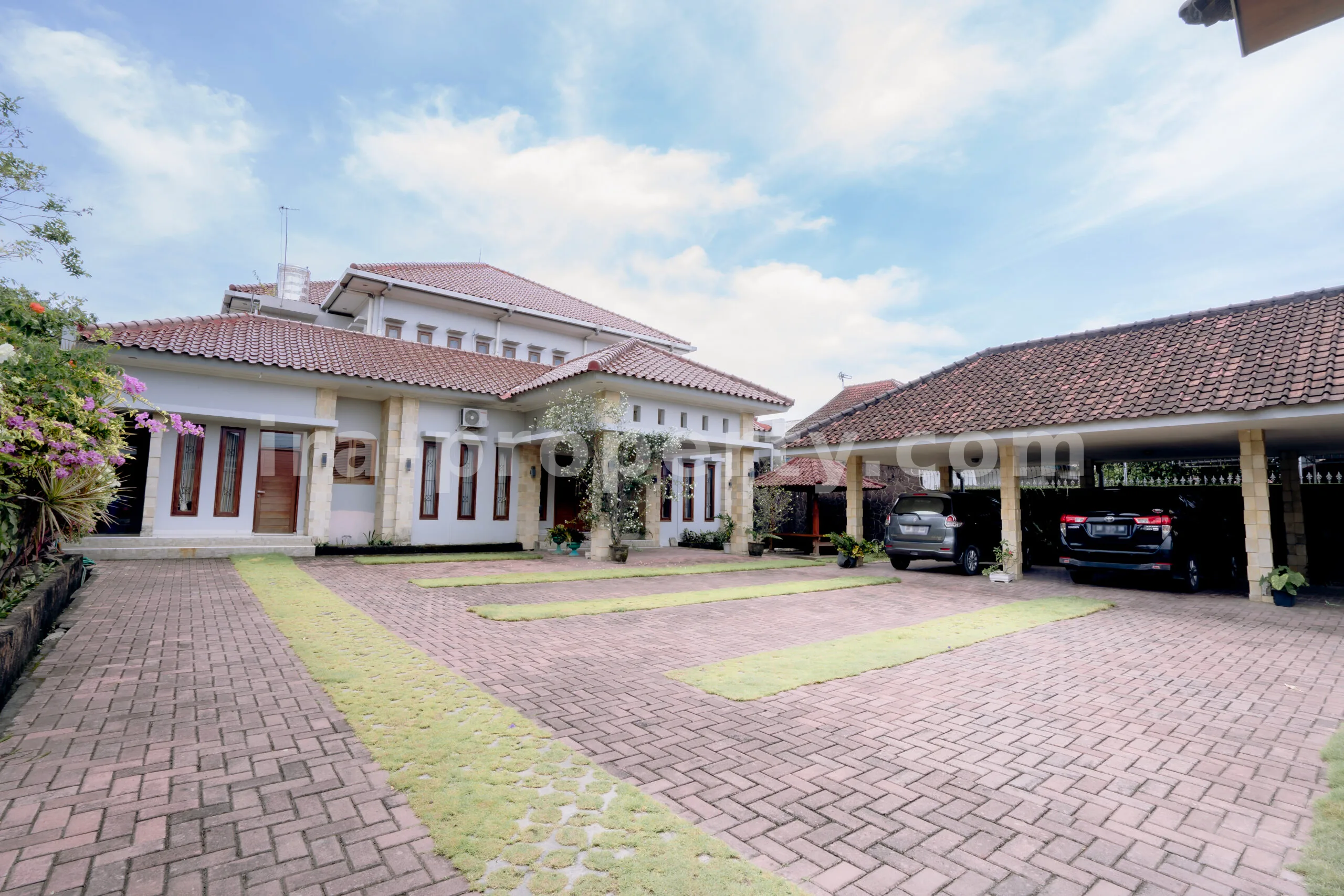 Rumah Mewah dengan Kolam Renang Pribadi di Mataram - 817 - 4