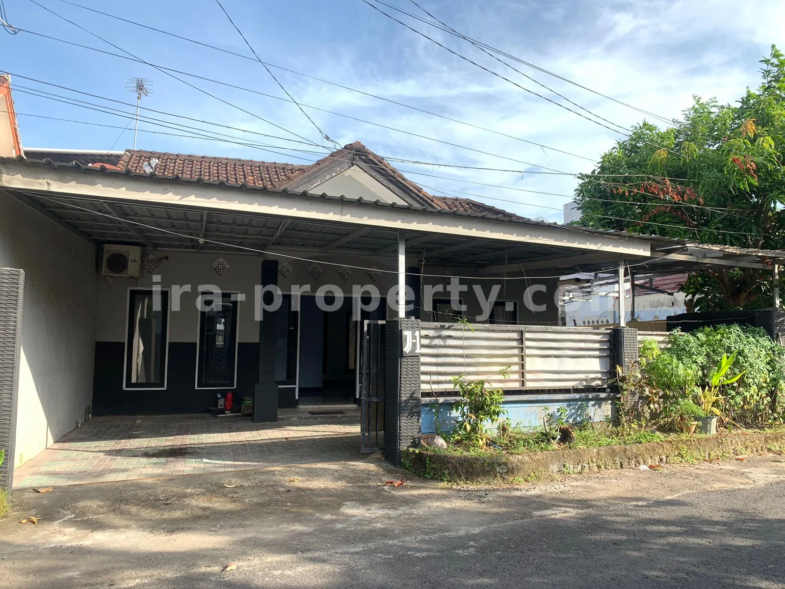Spacious Family Home in Adisucipto Complex - 574 - 1