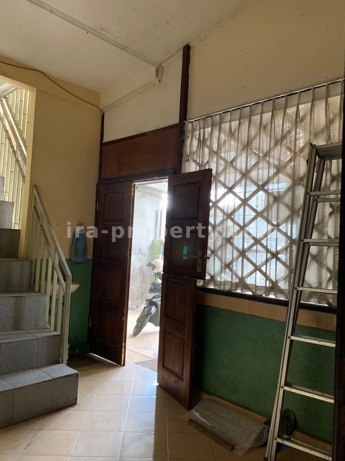 Spacious Family Home in Perumnas Complex - 575 - 10