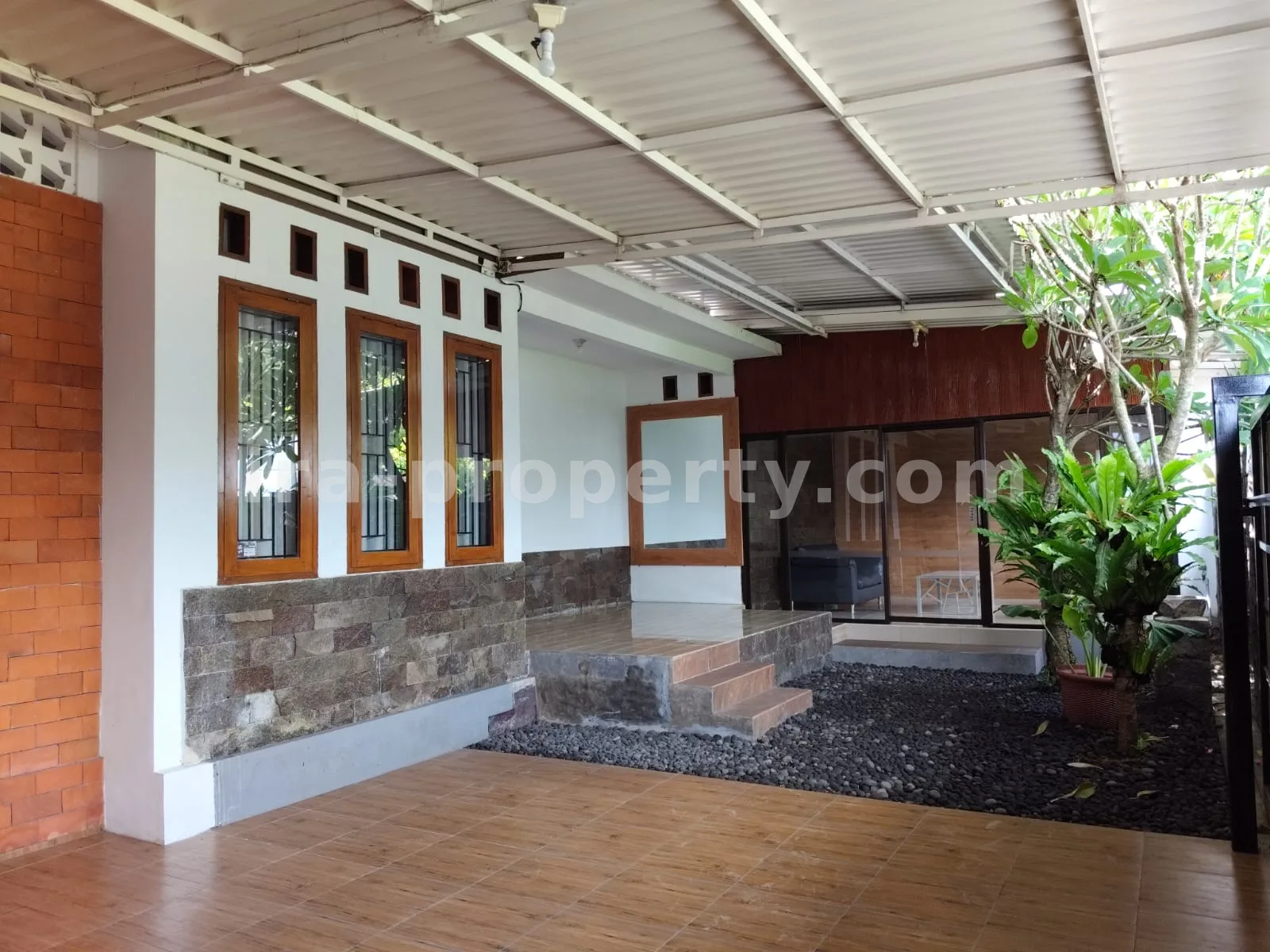 Rumah Mewah Dijual di Kompleks Udayana, Kota Mataram - 656 - 1