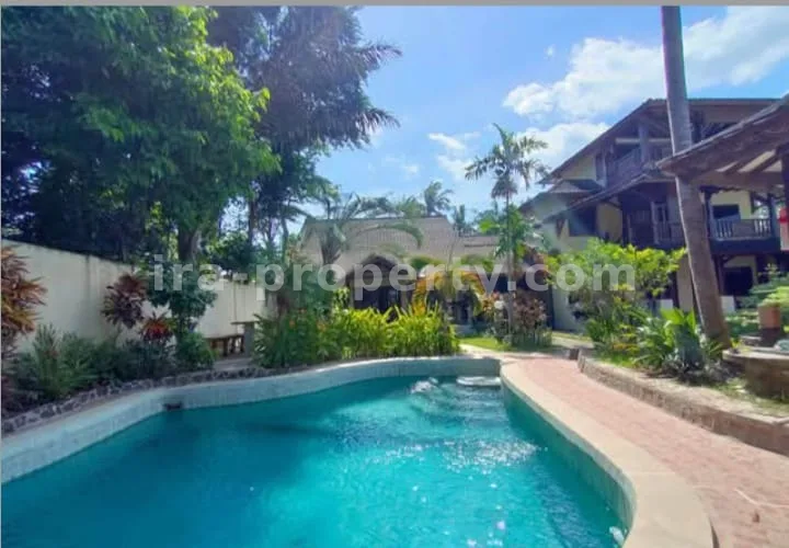 Villa Mewah dengan Kolam Renang Pribadi di Gunung Sari - 275 - 1