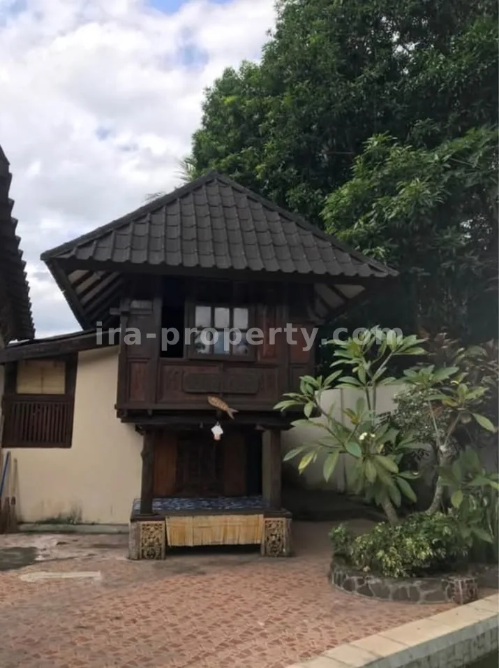 Villa Mewah dengan Kolam Renang Pribadi di Gunung Sari - 275 - 4
