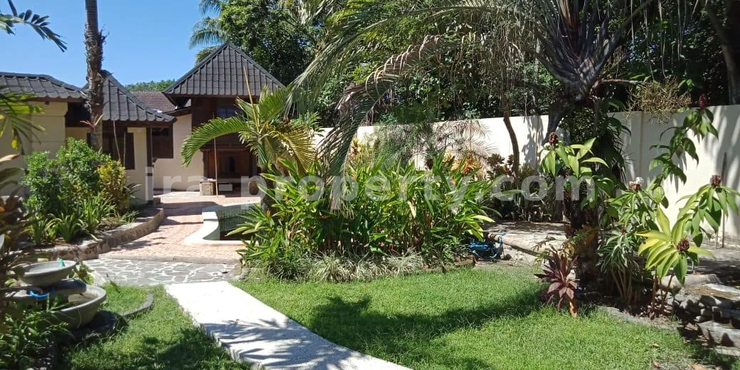 Villa Mewah dengan Kolam Renang Pribadi di Gunung Sari - 275 - 7