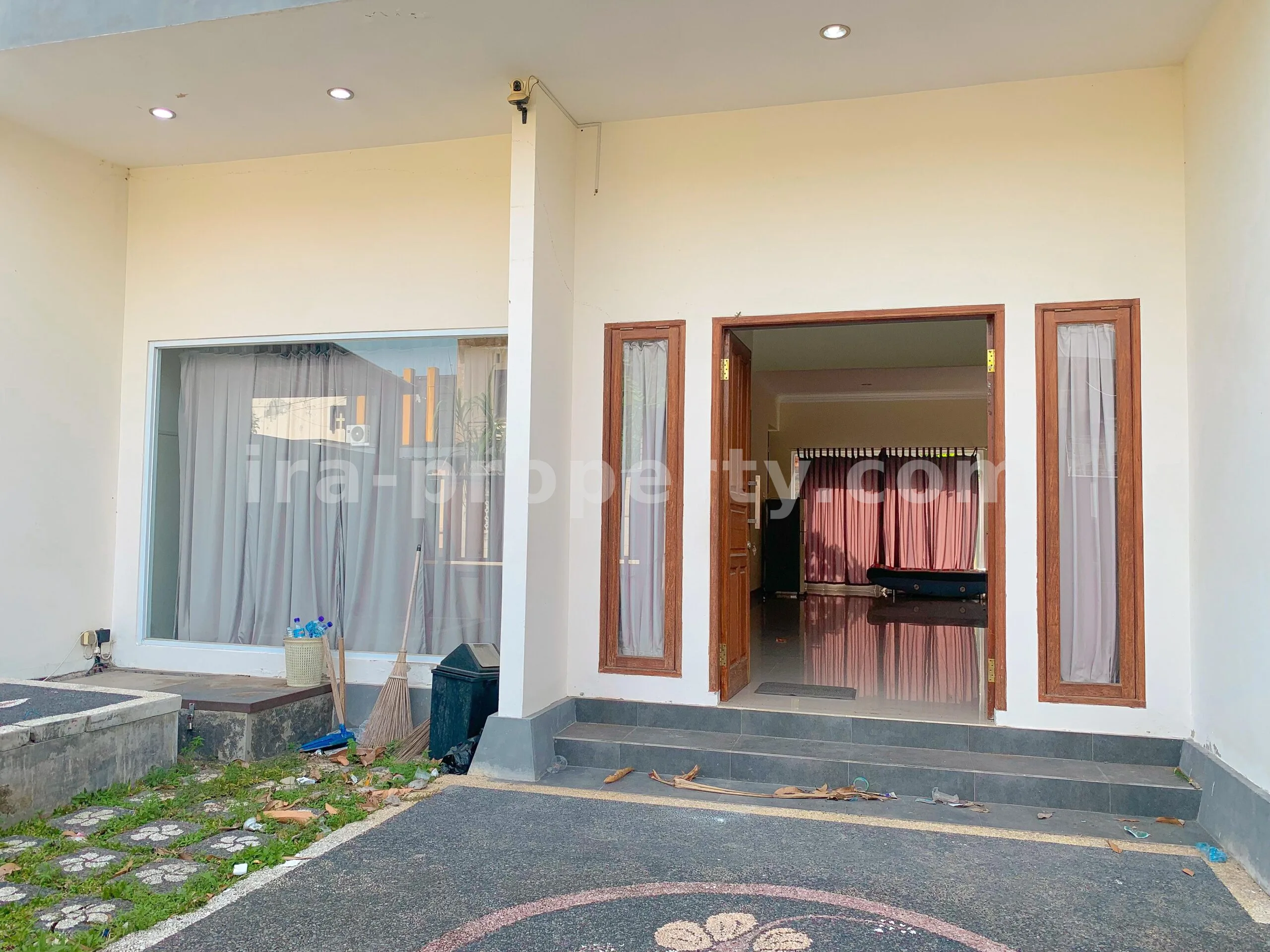 Rumah Gaya Vila dengan Kolam Renang Pribadi untuk Dijual di Udayana, Mataram