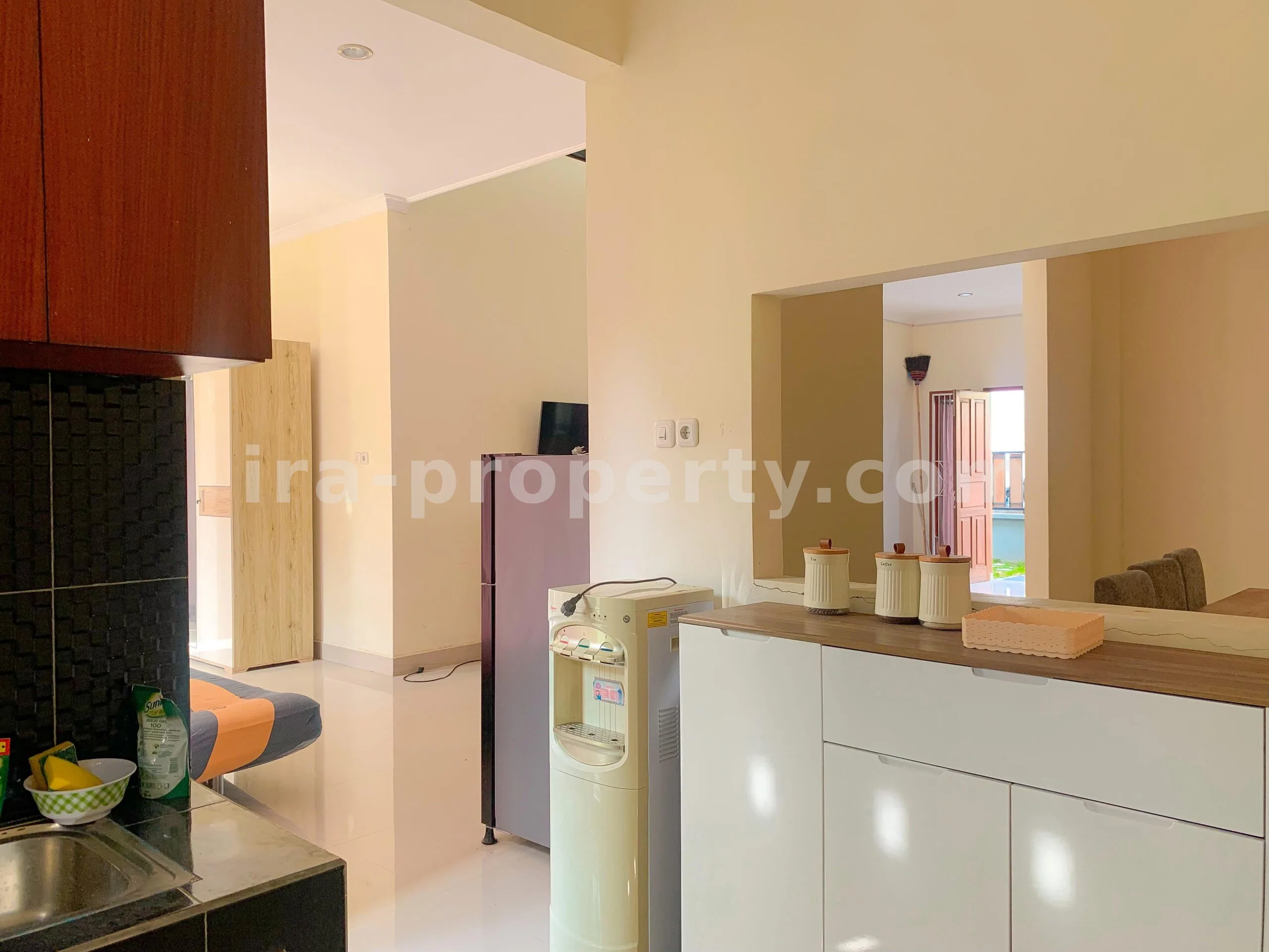 Rumah Gaya Vila dengan Kolam Renang Pribadi untuk Dijual di Udayana, Mataram - 670 - 17