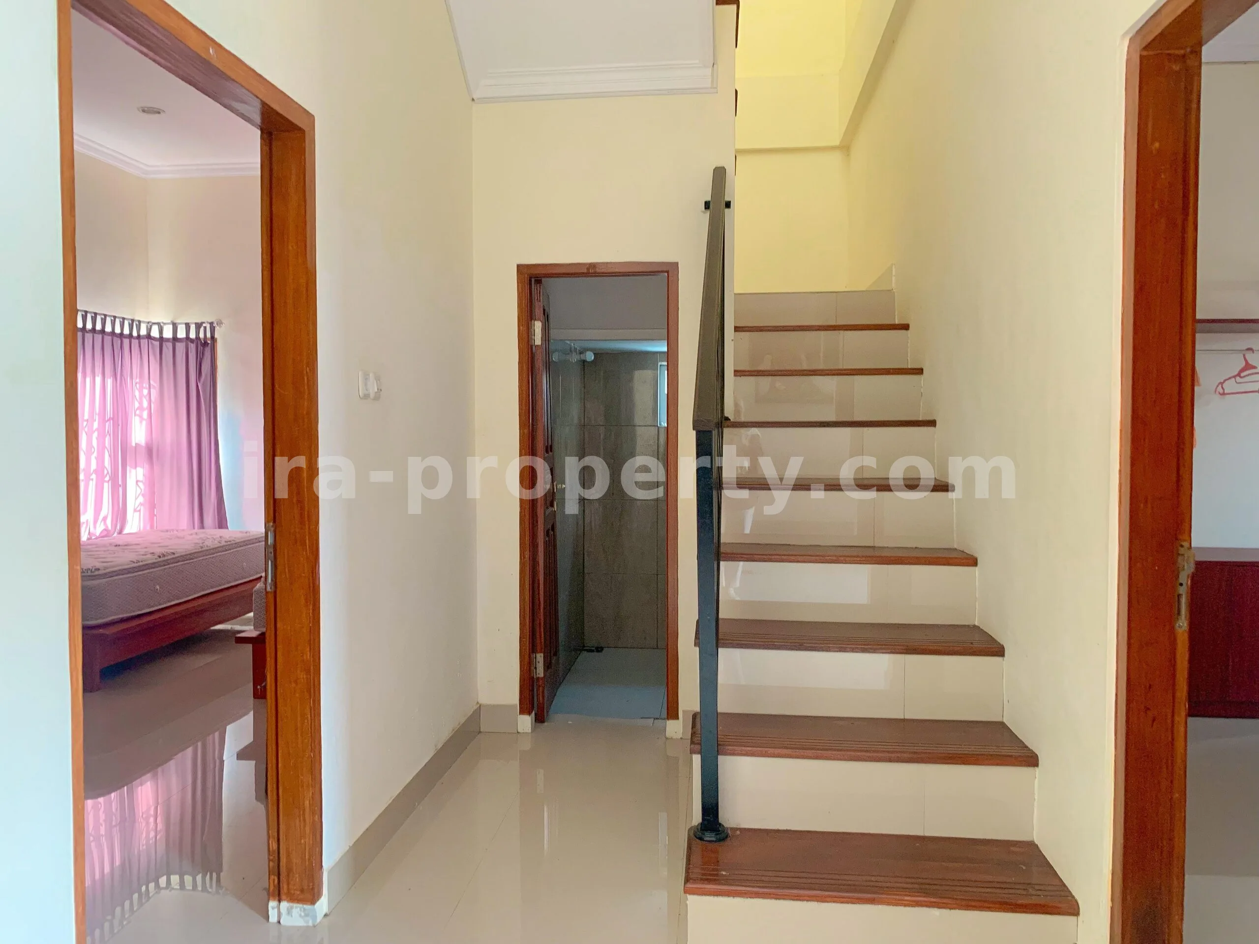 Rumah Gaya Vila dengan Kolam Renang Pribadi untuk Dijual di Udayana, Mataram - 670 - 2