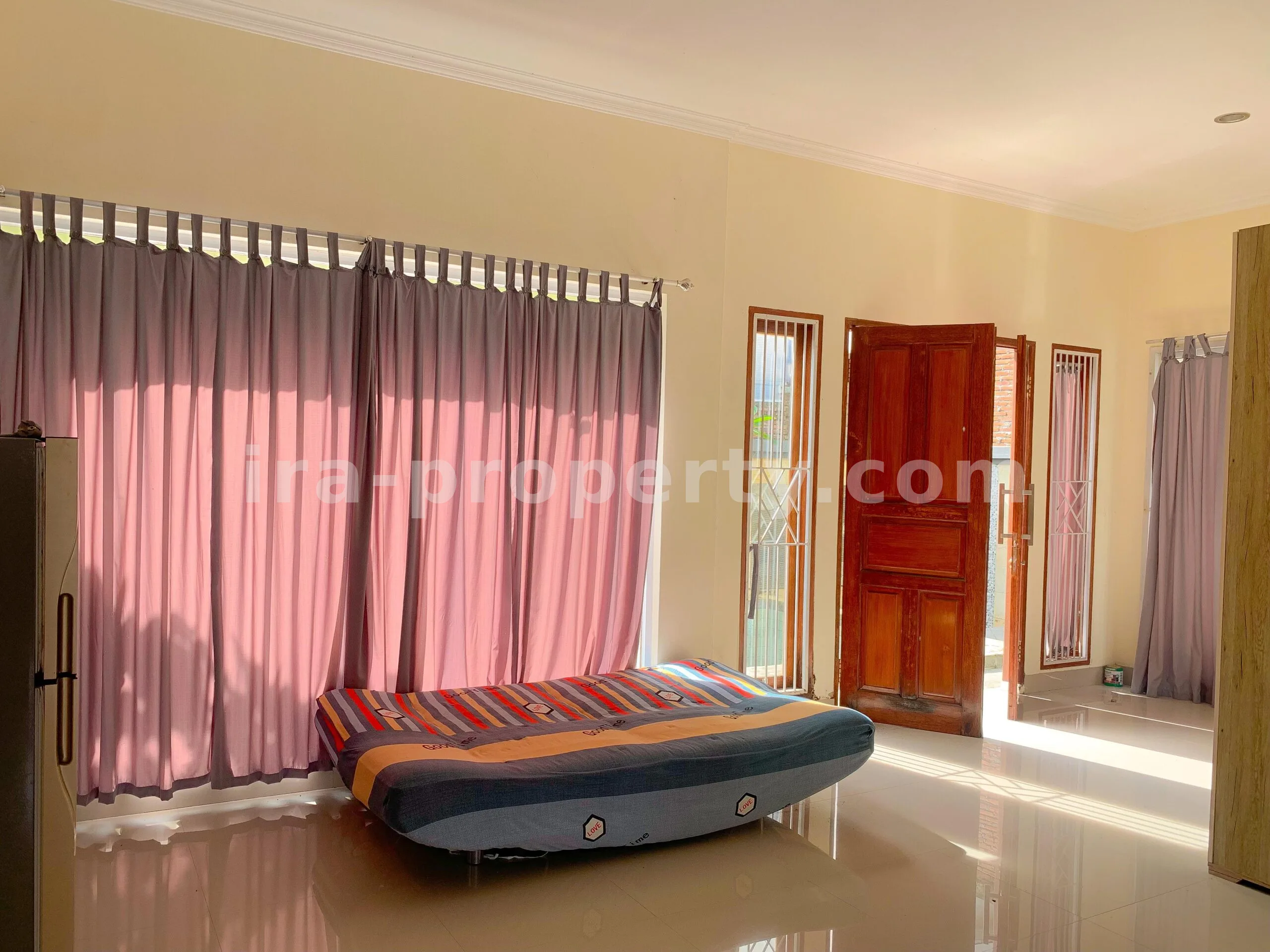 Rumah Gaya Vila dengan Kolam Renang Pribadi untuk Dijual di Udayana, Mataram - 670 - 4