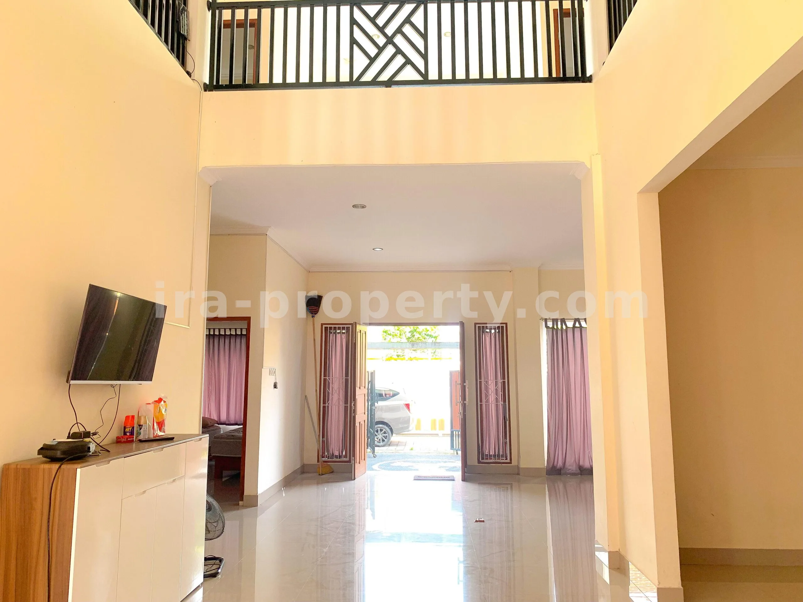 Rumah Gaya Vila dengan Kolam Renang Pribadi untuk Dijual di Udayana, Mataram - 670 - 5