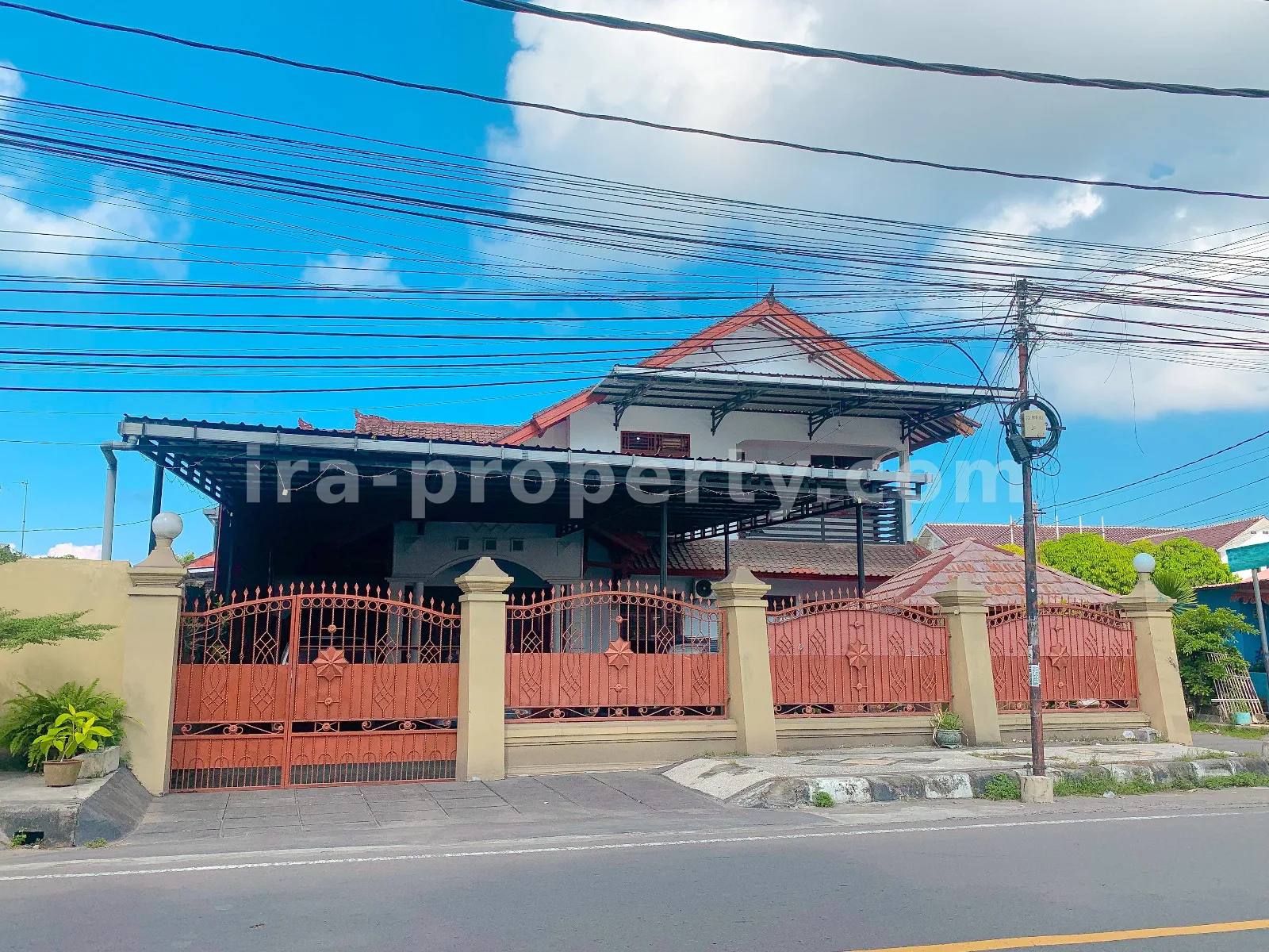 Rumah 2 Lantai untuk Dijual di Jalan Utama Kota – Mataram, Lombok