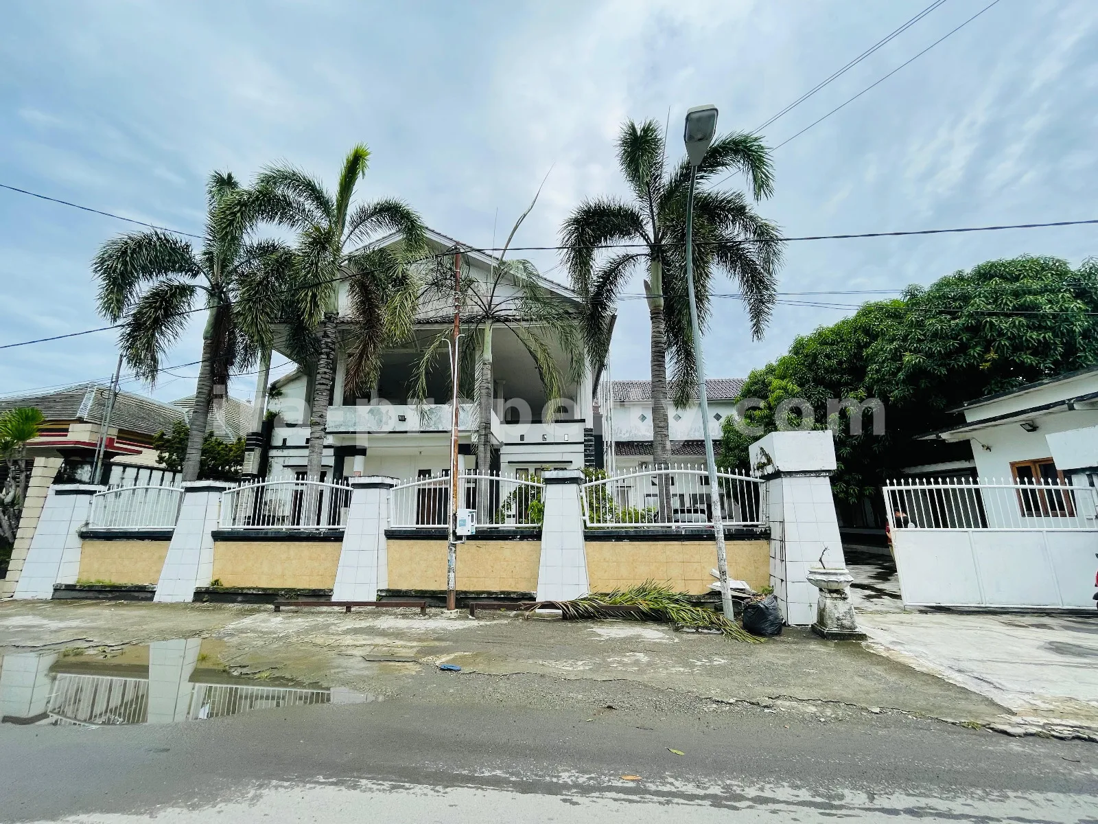 Rumah Luas dengan Halaman Besar di Ampenan – Mataram