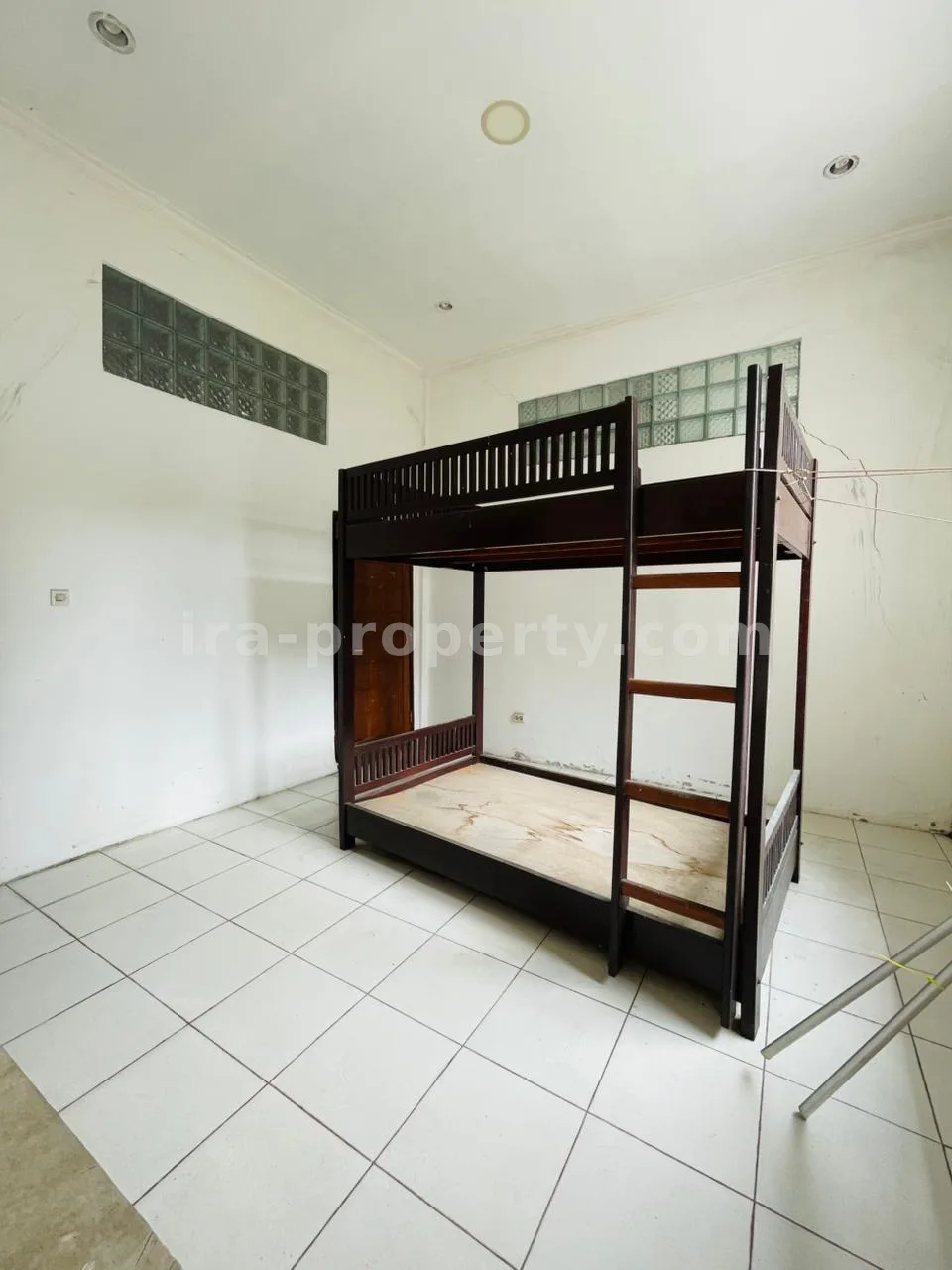 Spacious House with Large Yard in Ampenan – Mataram - 1007 - 11