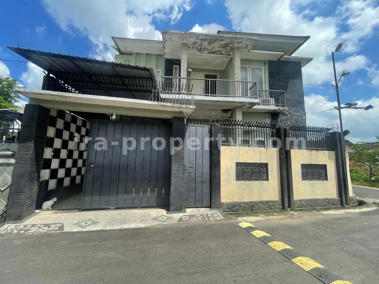 Massive Corner House for Sale in Pejarakan, Mataram - 1015 - 1