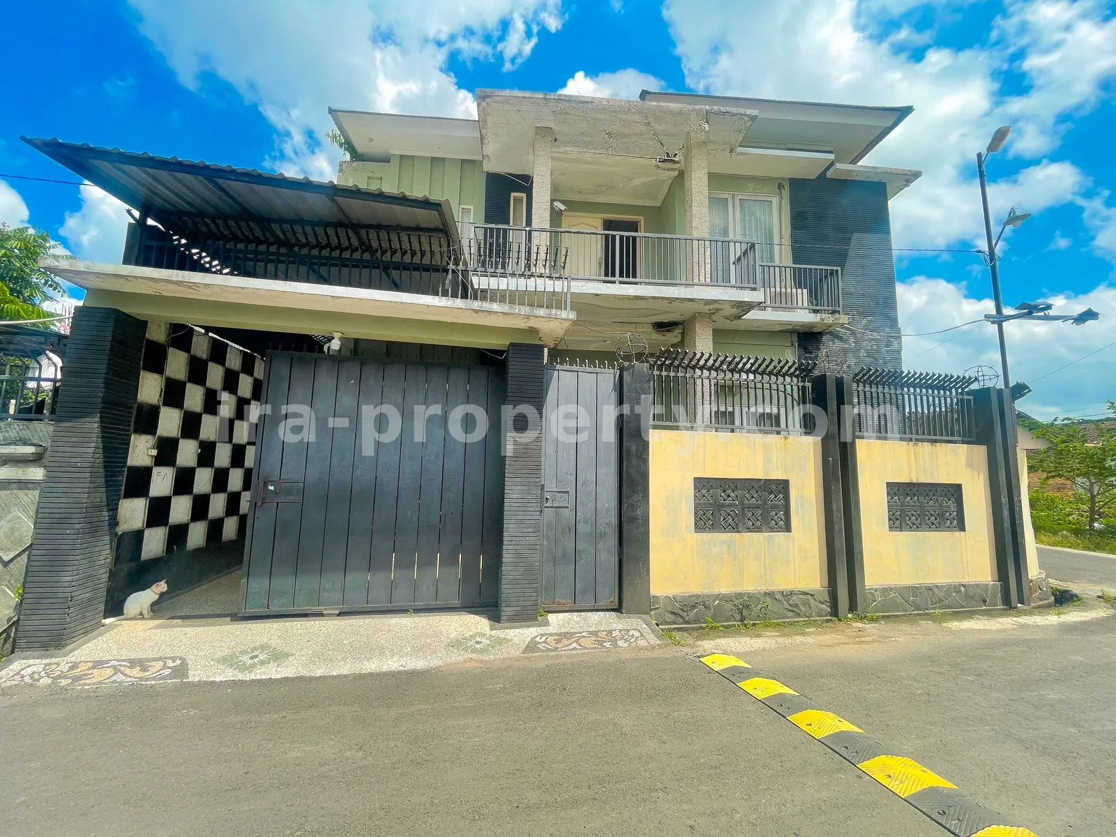 Massive Corner House for Sale in Pejarakan, Mataram - 1015 - 2