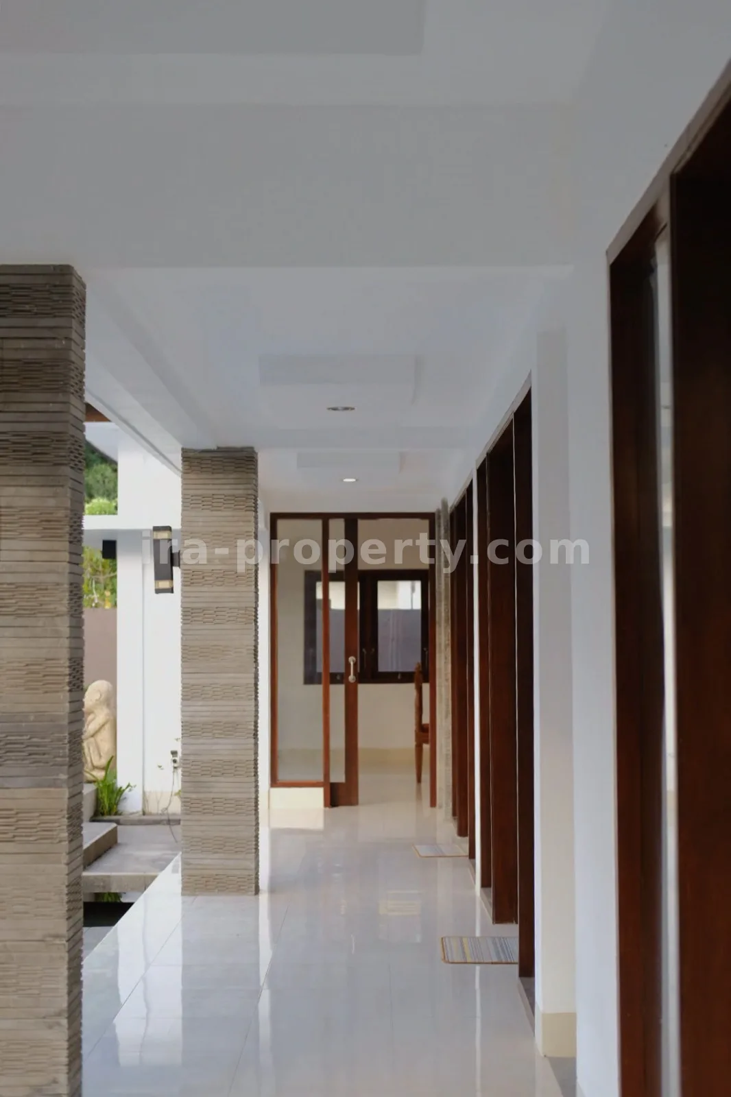 Villa Minimalis Modern dengan Kolam Renang di Batu Layar - 380 - 3