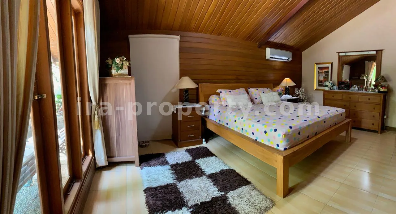 Mansion Mewah 7 Kamar dengan Kolam Renang di Mataram - 1016 - 5