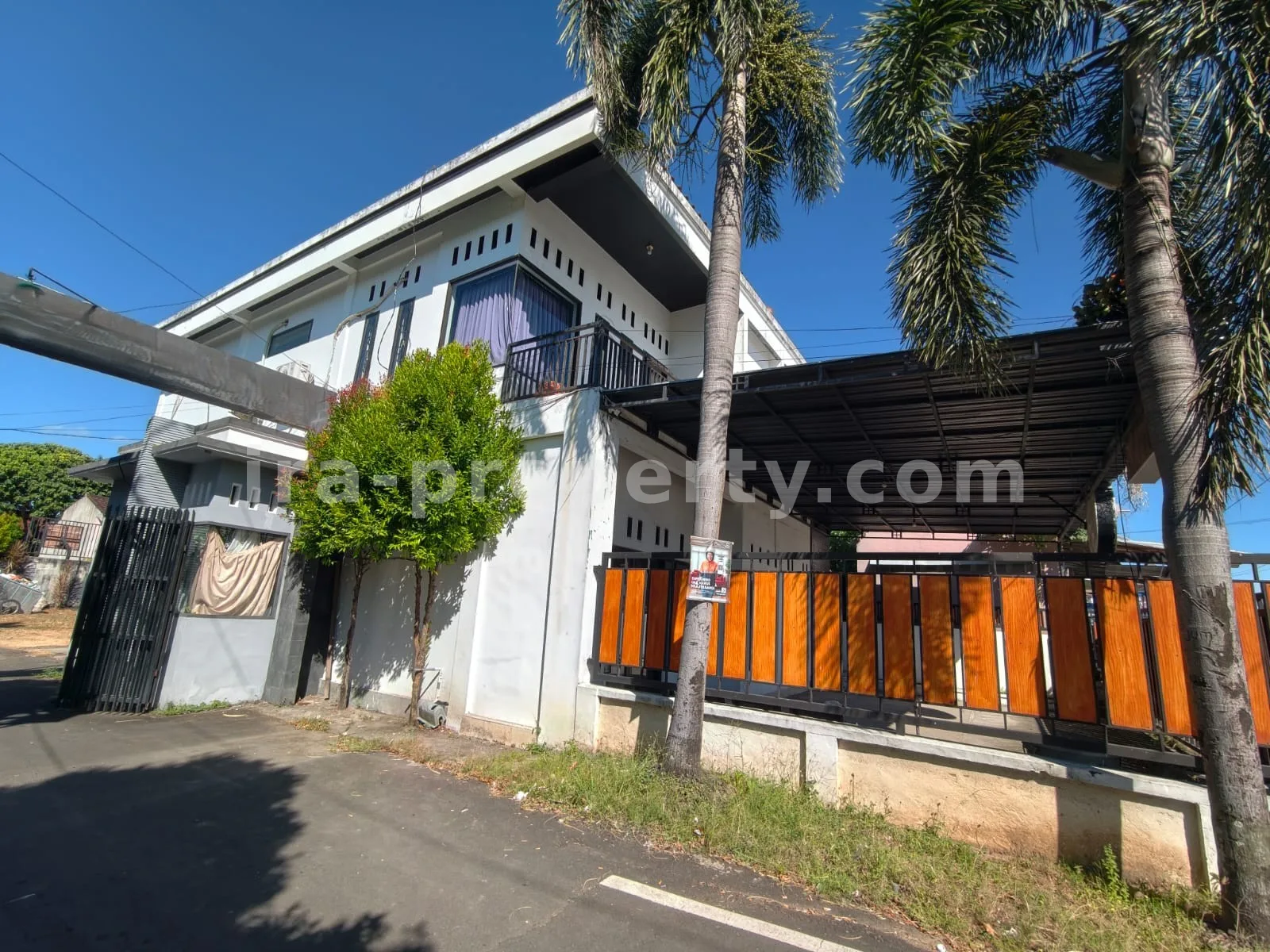 Rumah Usaha 2 Lantai Strategis untuk Dijual di Pagutan, Mataram - 1035 - 6