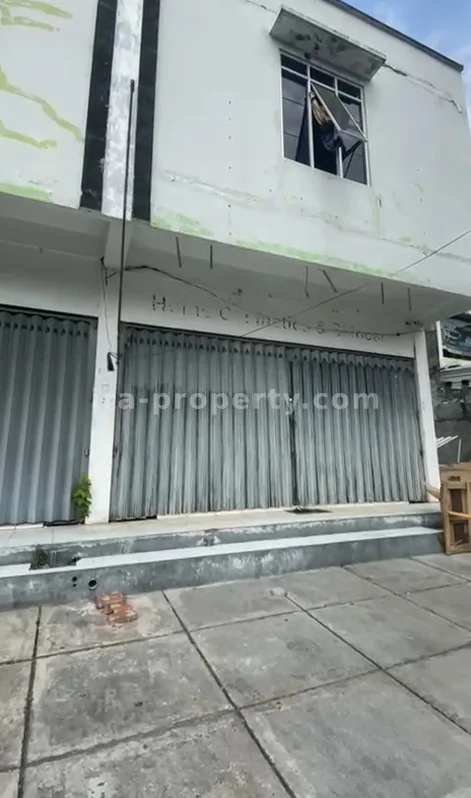 3 Rumah Dagang + Tanah Belakang Luas untuk Dijual di Pusat Mataram