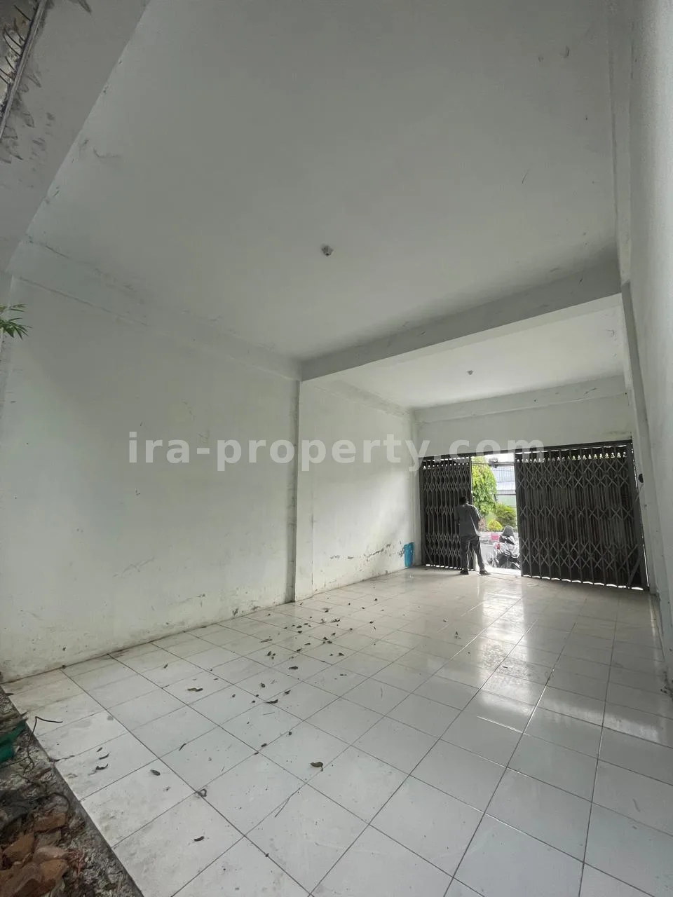 3 Rumah Dagang + Tanah Belakang Luas untuk Dijual di Pusat Mataram - 193 - 5