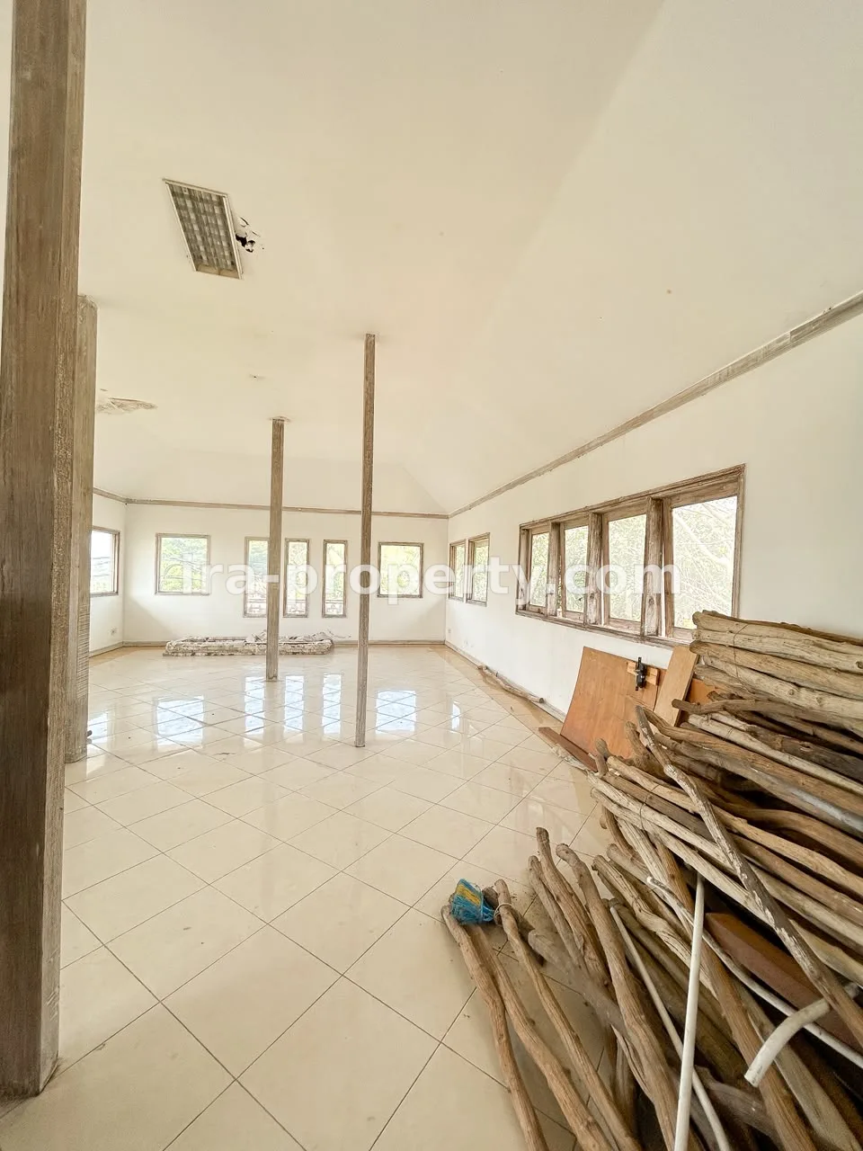 Bangunan gedung komersial di Meninting cocok untuk kantor dan gudang - 1051 - 3
