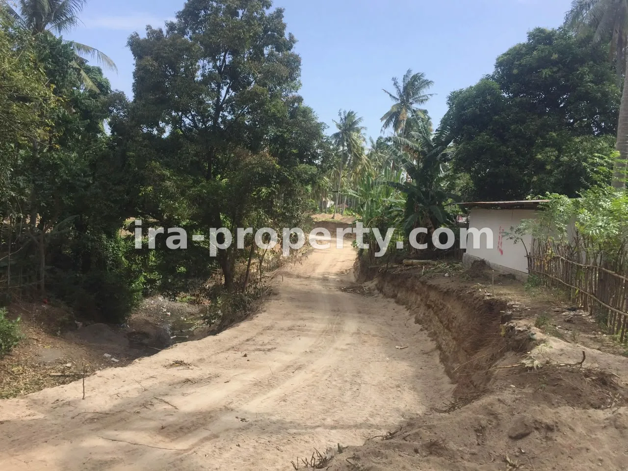 Land · Batu Layar · photo 1 of 7 Land in Kerandangan is suitable for a nature-themed hotel - 411-3 - 1